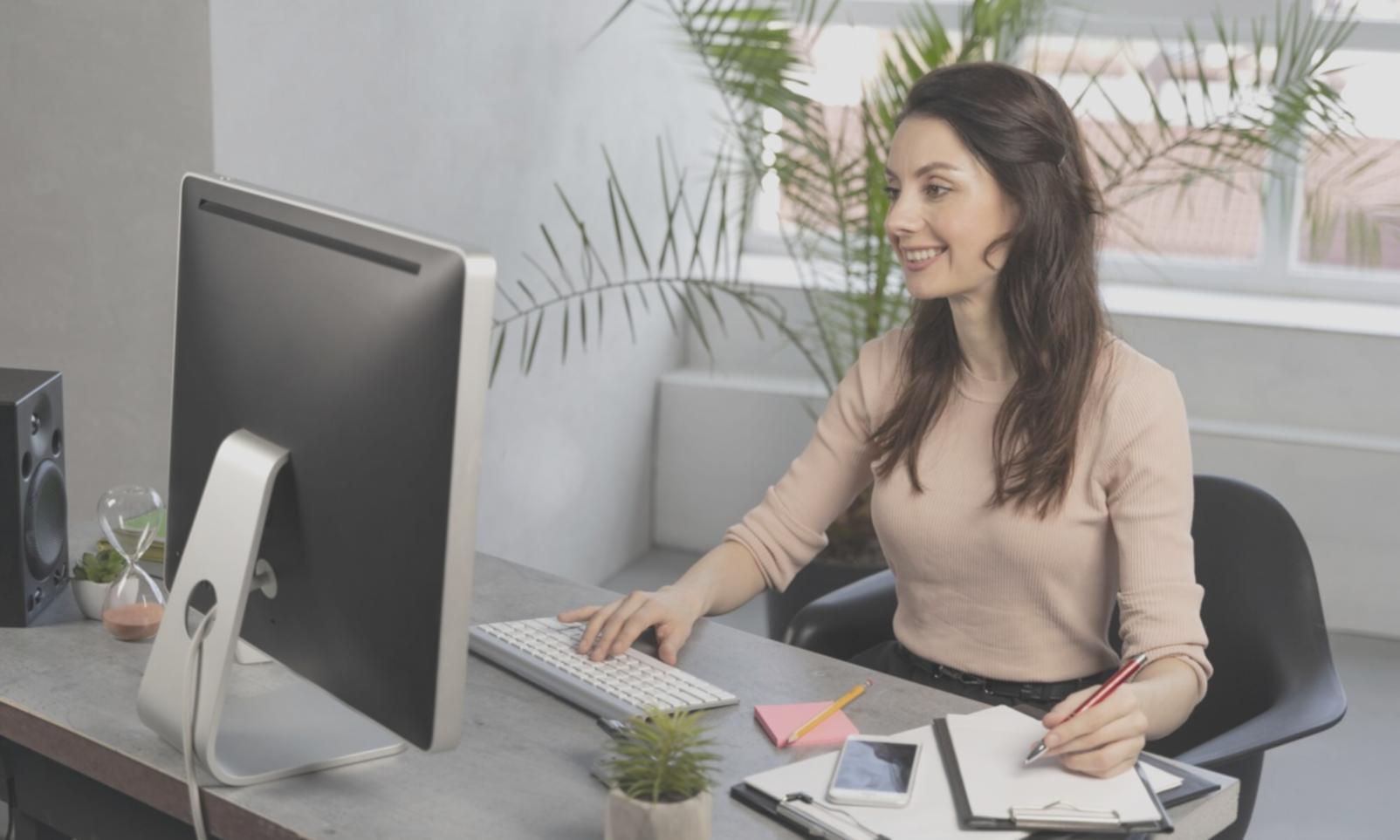 Ruhiger Arbeitsplatz für Selbstreflexion und persönliche Entwicklung