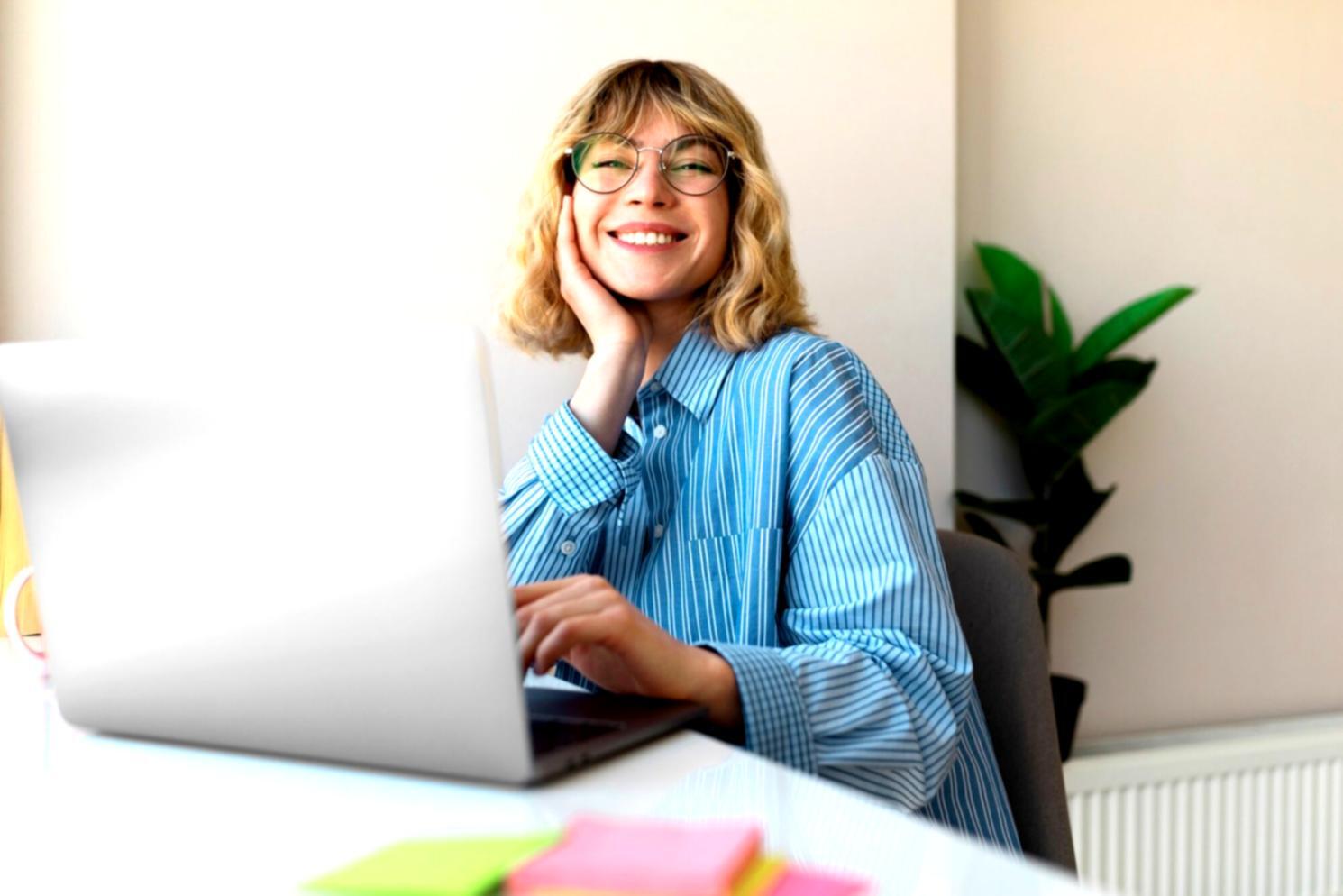 Moderner Arbeitsbereich für persönliche Entwicklung und Selbstreflexion